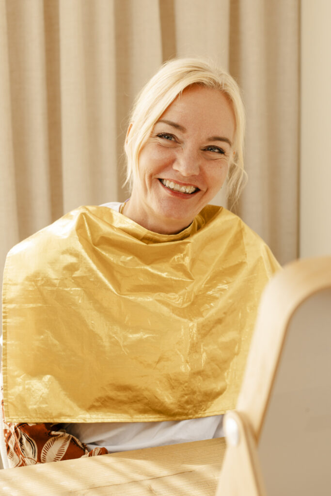 Dame tijden een kleuranalyse door Sandra Kort van Kortom Kleur. Met een goudkleurige doek om.