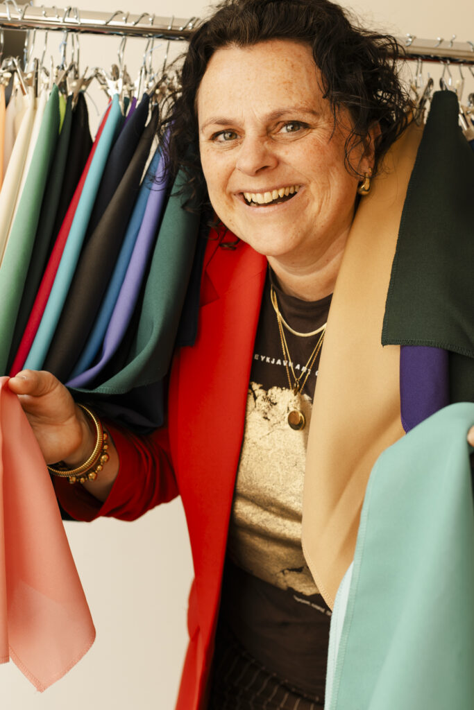 Een foto van Sandra Kort van Kortom Kleur. Samen met haar kleur doeken.