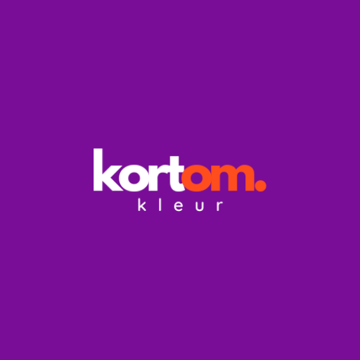 Het logo van Kortom Kleur. Paarse achtergrond en wit met rode letters.