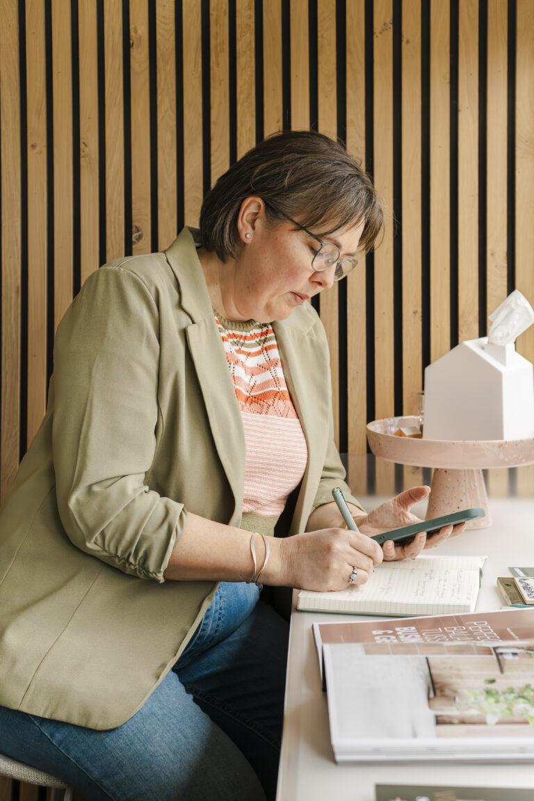 Foto gemaakt door Sandra Kort van een vrouwelijke ondernemer. (personal branding shoot)