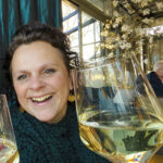 Sandra Kort van Kortom Kleur en Sandra Kort fotografie op de foto met een glas wijn. Gezellig in de stad Zwolle.