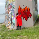Behind te scenes foto tijdens een fotoshoot op een buitenlocatie. Je ziet Sandra Kort aan het fotograferen.
