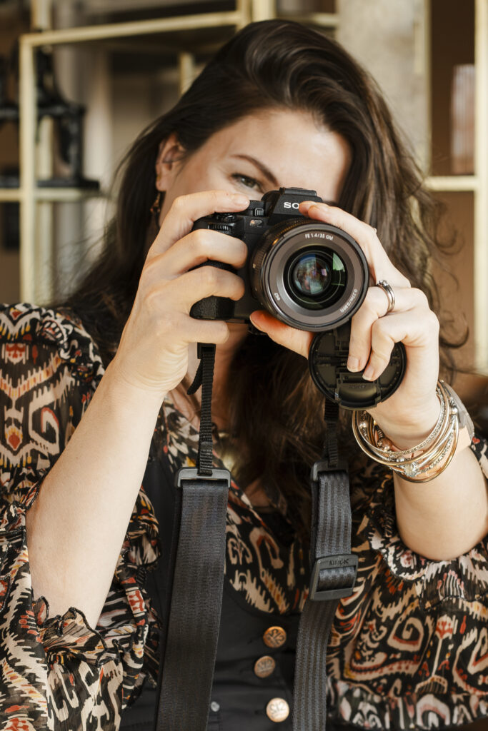 personal branding shoot in Amersfoort. Fotografe uit Den Haag staat in beeld met camera voor haar oog.