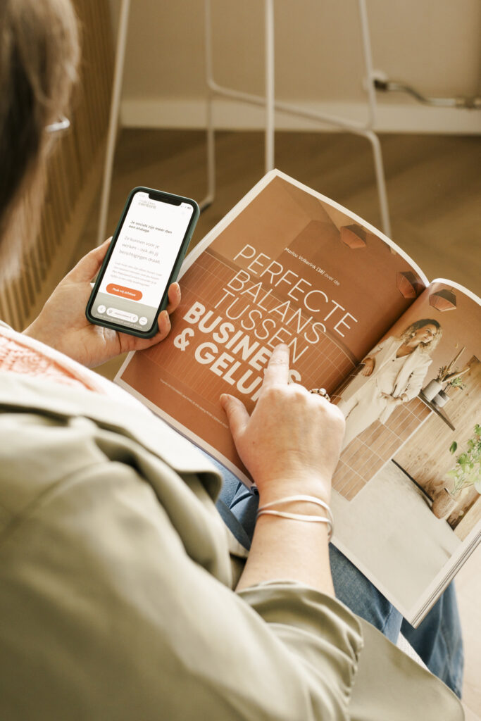 Personal Branding fotoshoot in Drachten. Dame heeft telefoon en tijdschrift in haar handen.