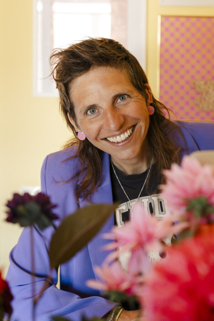 Personal branding shoot van Pakjecreativiteit. Onderneemster achter haar bureau.