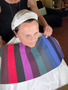 Sandra Kort tijdens een kleuranalyse in Amersfoort. Met de diepe kleuren kraag.