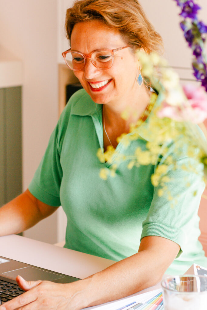 Personal branding shoot: interieurstylist Judith Spaai achter haar bureau.