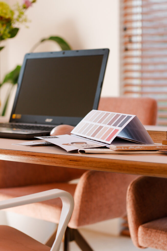 personal branding shoot. Bureau van interieurstylist in Westerbork.