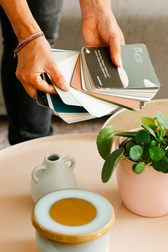 personal branding shoot. interieurstylist met kleurenwaaier.